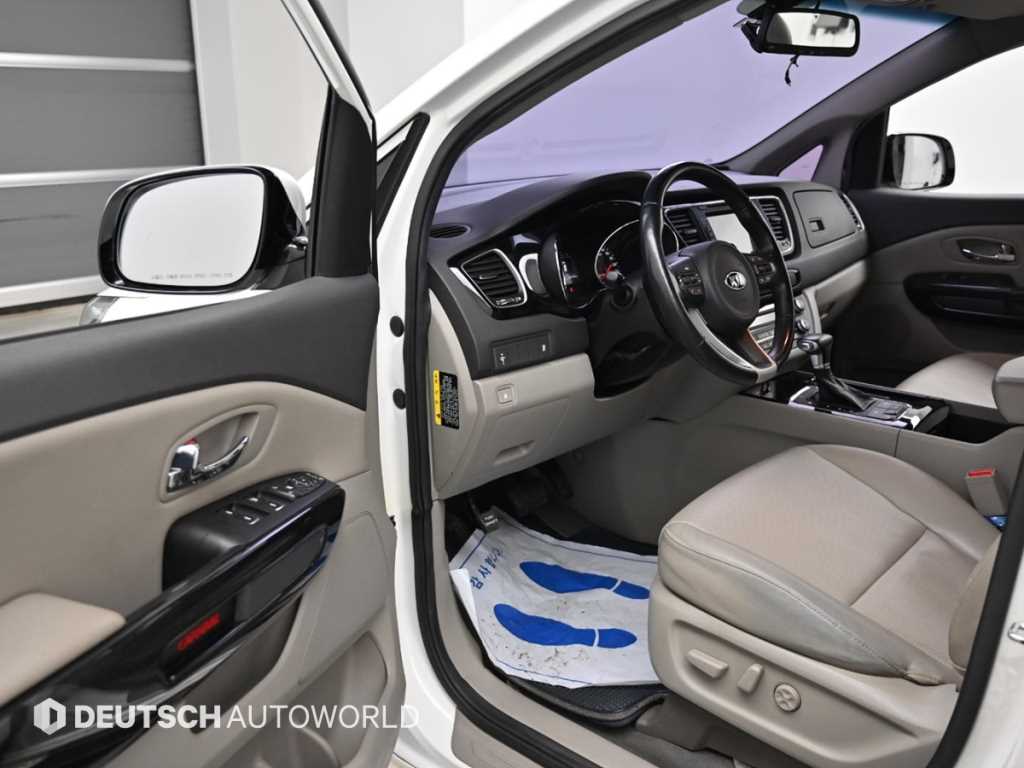 KIA Carnival - Vista 11