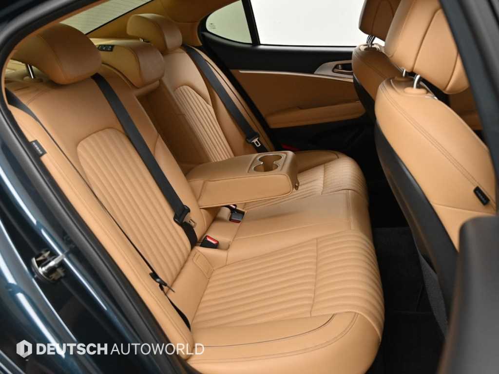 Genesis G70 - Vista 12