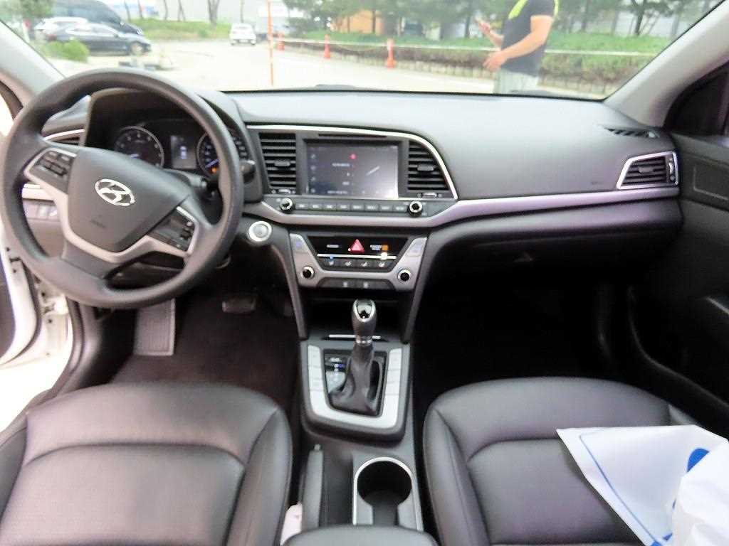 HYUNDAI Avante - Vista 7