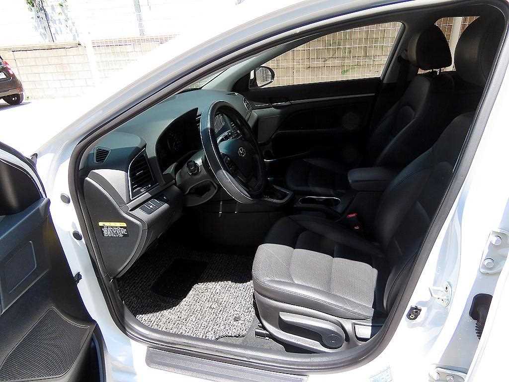 HYUNDAI Avante - Vista 5