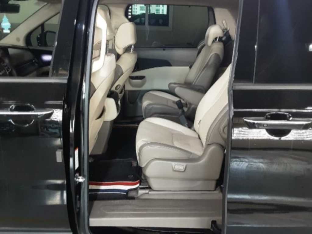 KIA Carnival - Vista 6
