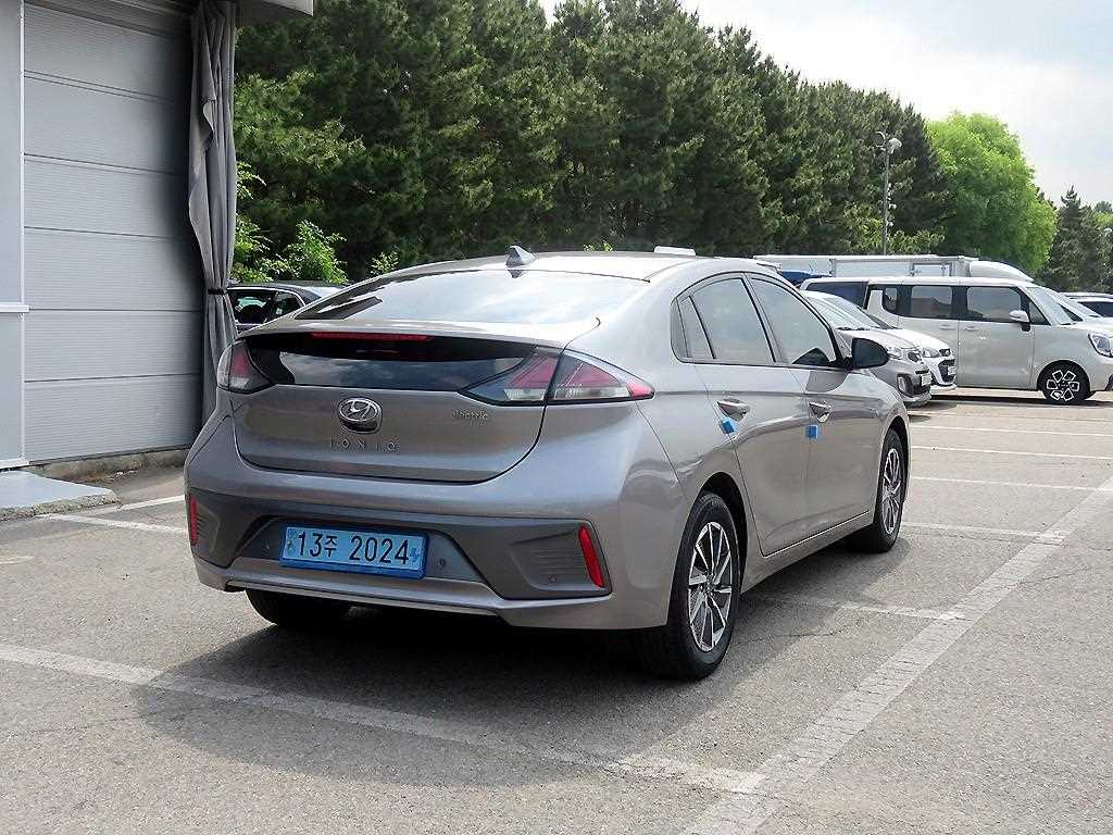 HYUNDAI Ioniq - Vista 4