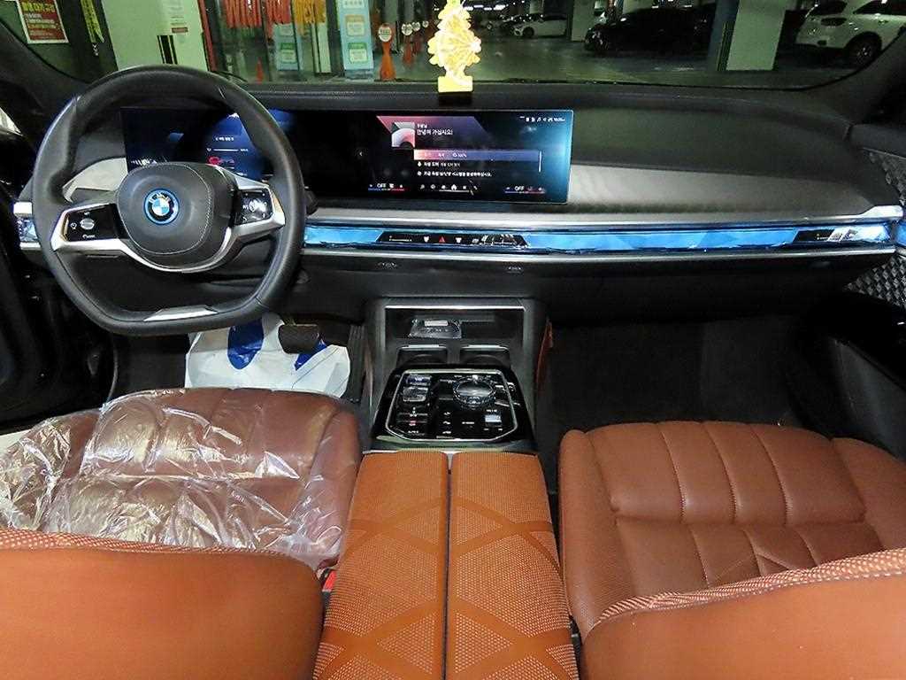BMW i7 - Vista 10