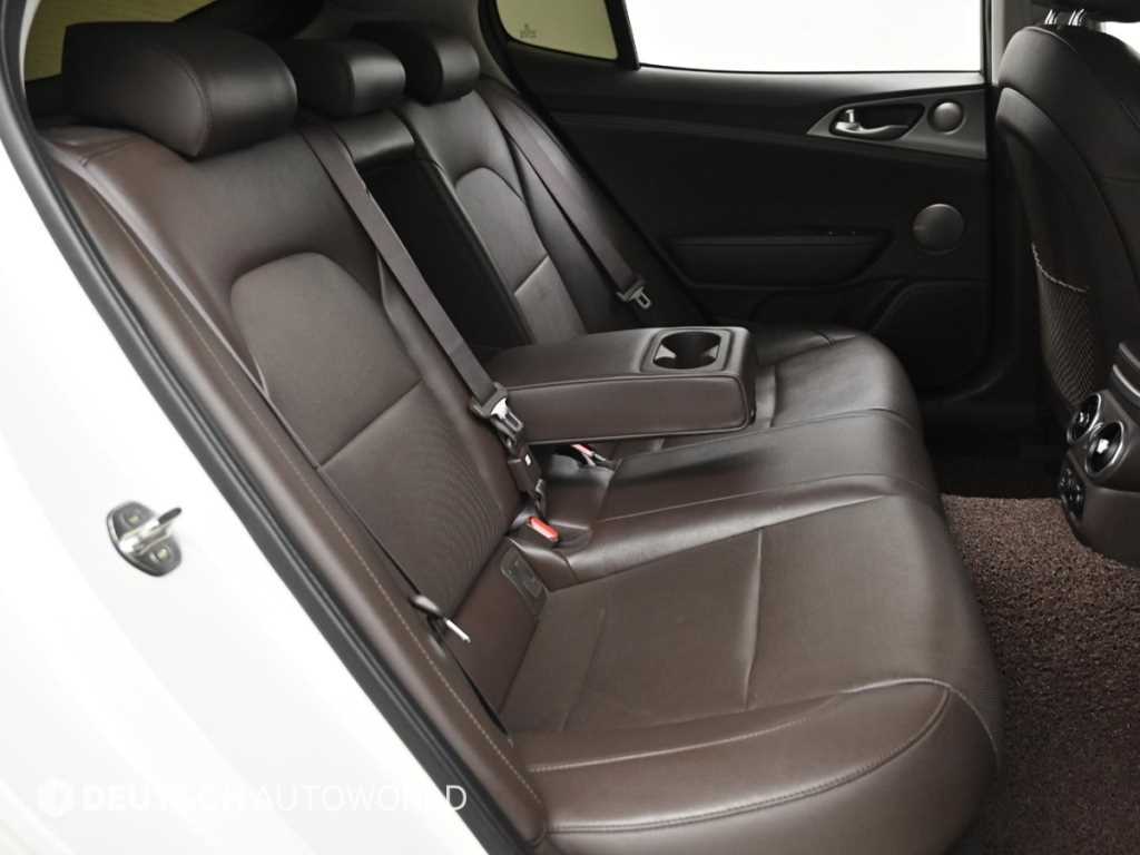 KIA Stinger - Vista 12