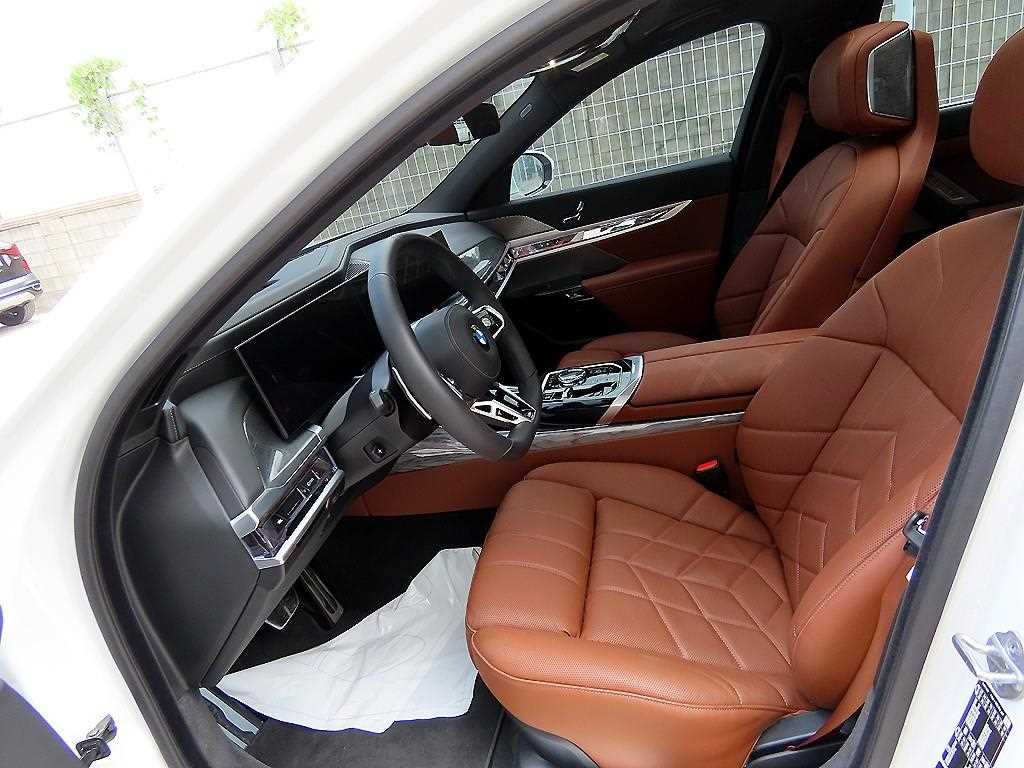 BMW 7 Series - Vista 5
