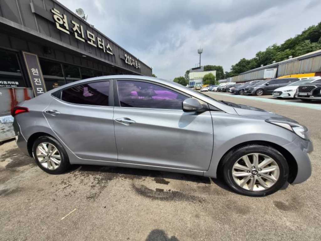 HYUNDAI Avante - Vista 2