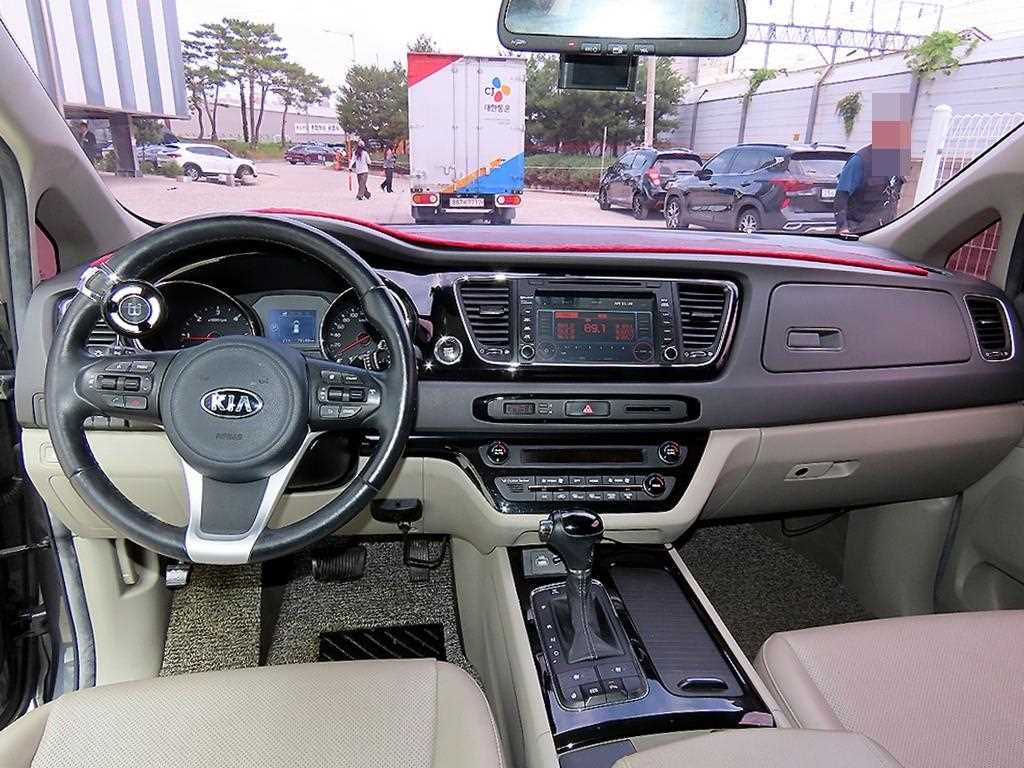 KIA Carnival - Vista 8