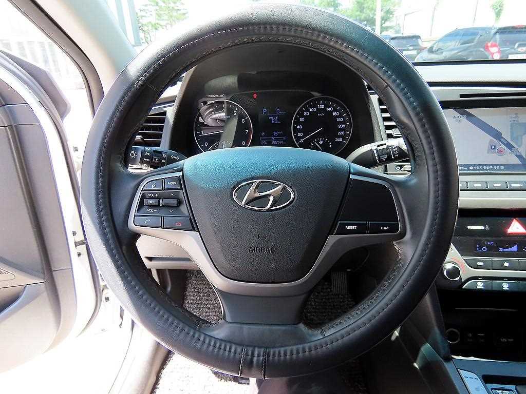 HYUNDAI Avante - Vista 8