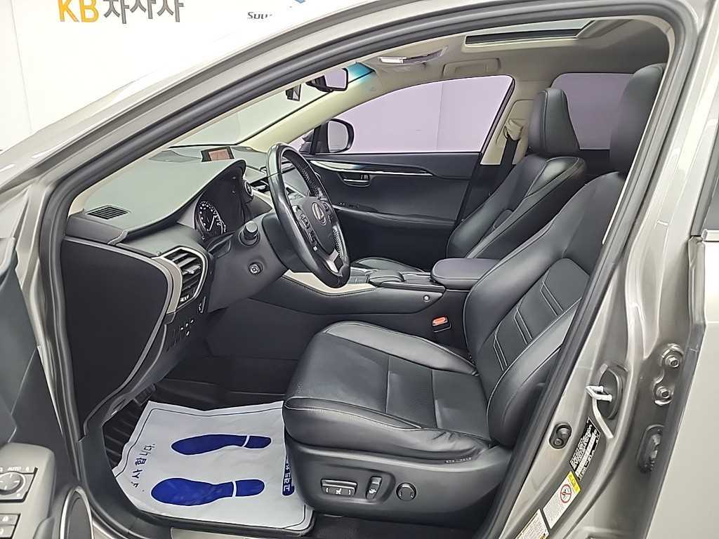 Lexus NX - Vista 11