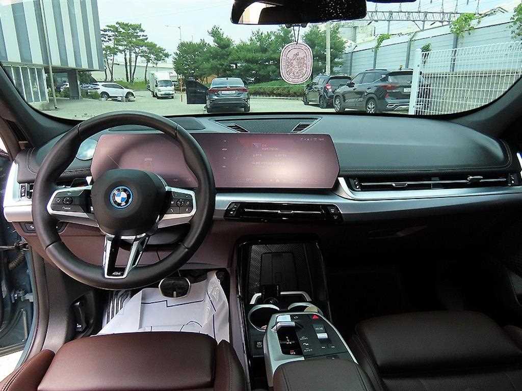 BMW iX1 - Vista 8