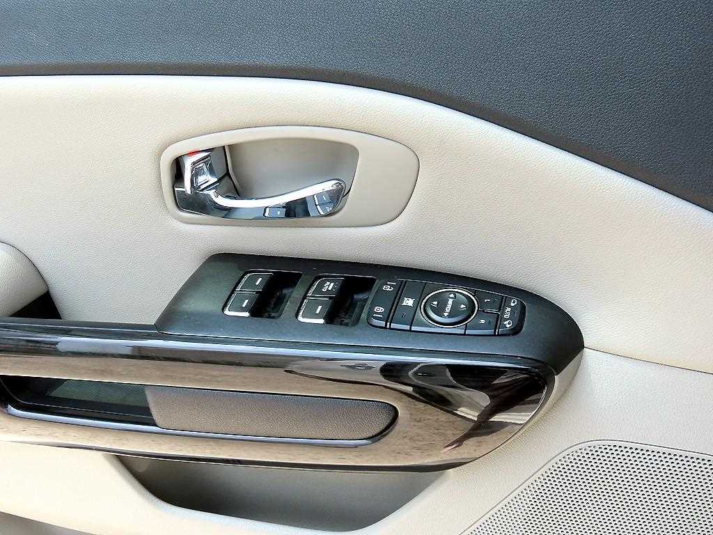 KIA Carnival - Vista 12