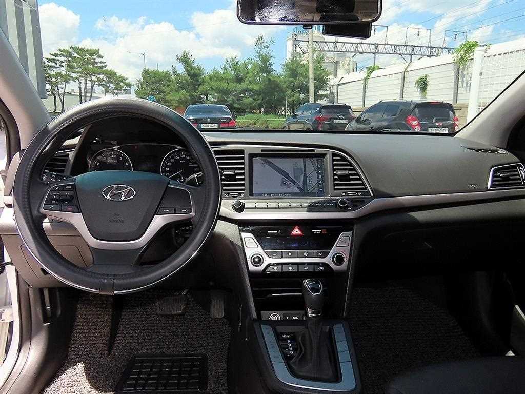 HYUNDAI Avante - Vista 7