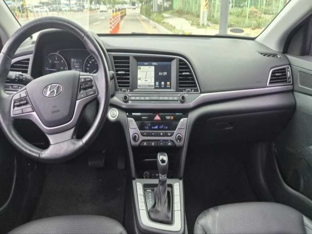 HYUNDAI Avante - Vista 2