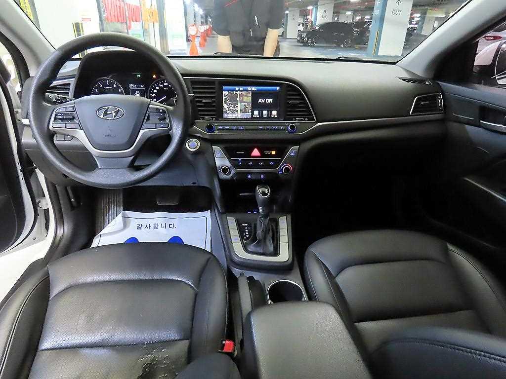 HYUNDAI Avante - Vista 10