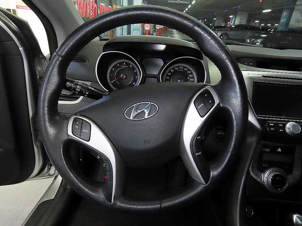 HYUNDAI Avante - Vista 8
