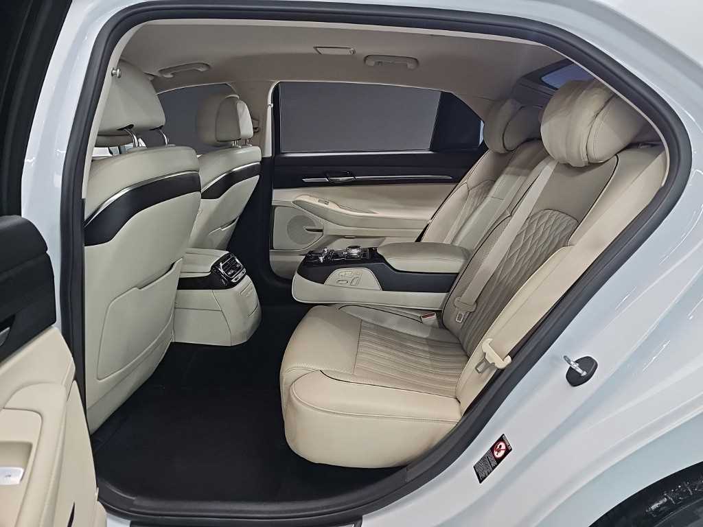 Genesis G90 - Vista 10