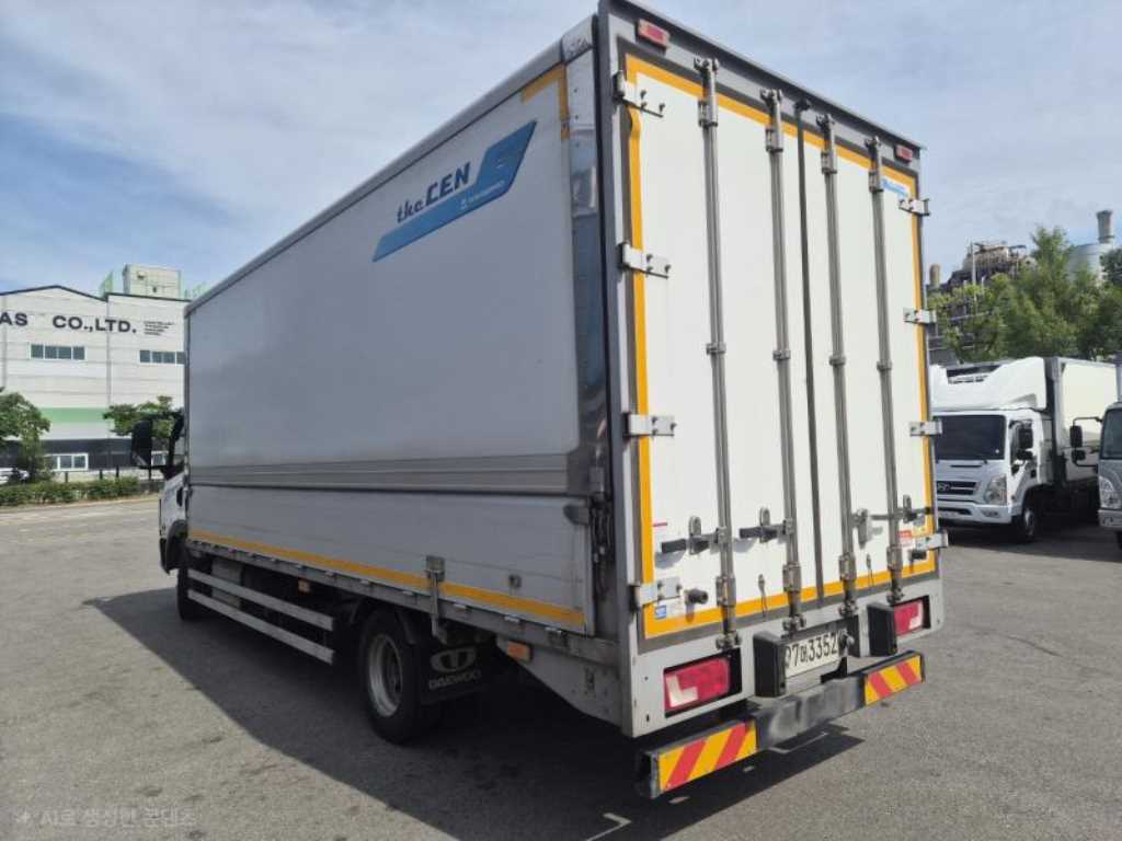 medium and large cargo truck - Vista 6