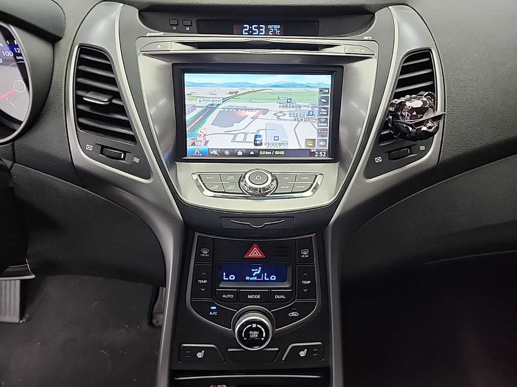 HYUNDAI Avante - Vista 10