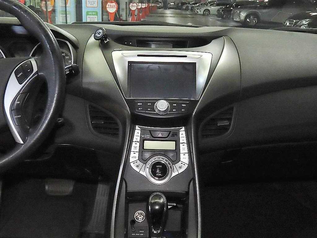 HYUNDAI Avante - Vista 11