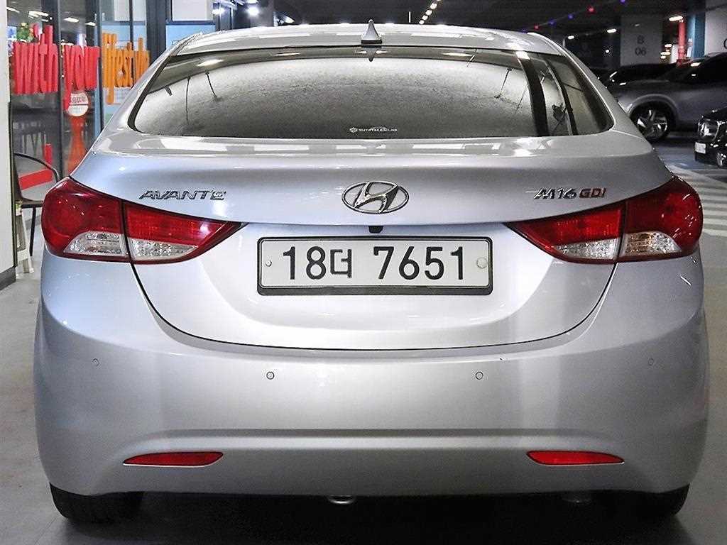 HYUNDAI Avante - Vista 5