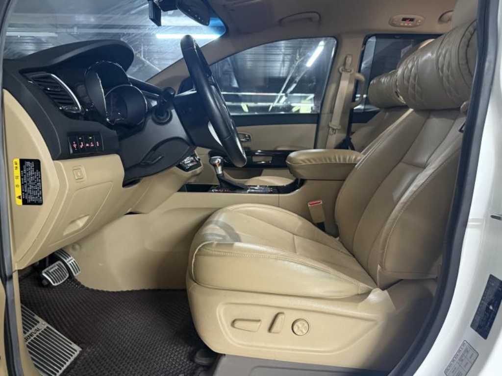 KIA Carnival - Vista 5