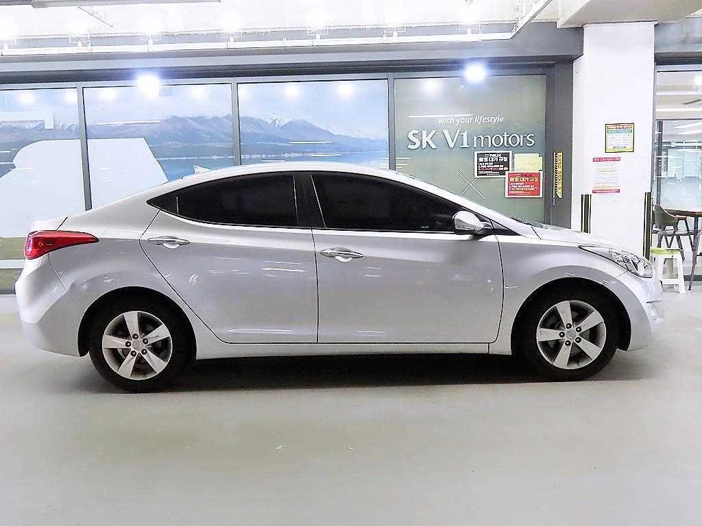 HYUNDAI Avante - Vista 3