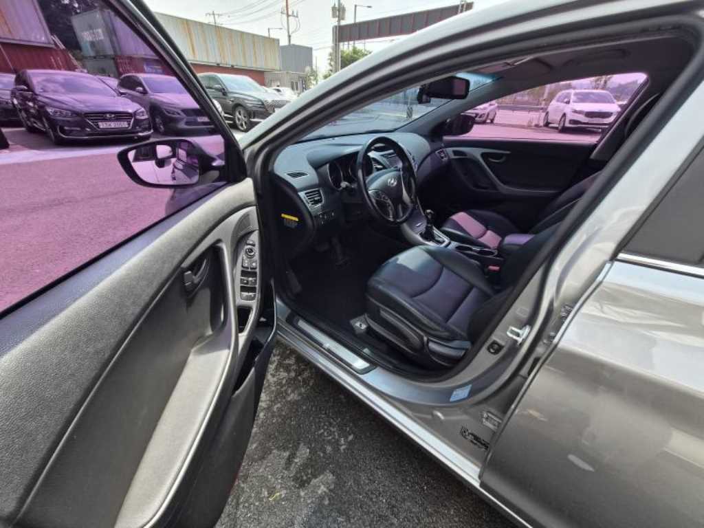 HYUNDAI Avante - Vista 5