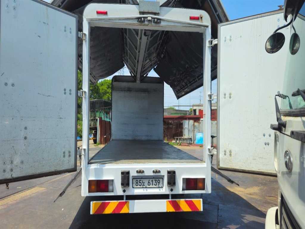 medium and large cargo truck - Vista 5