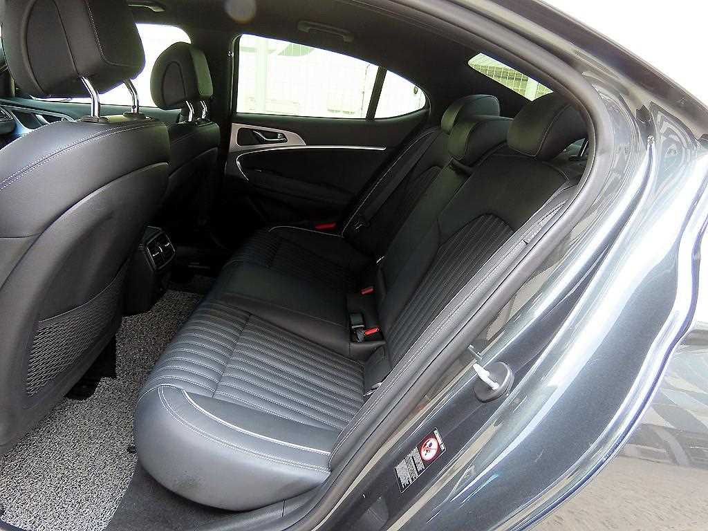 Genesis G70 - Vista 6
