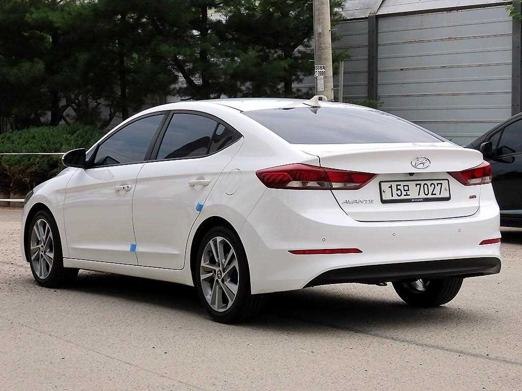 HYUNDAI Avante - Vista 3