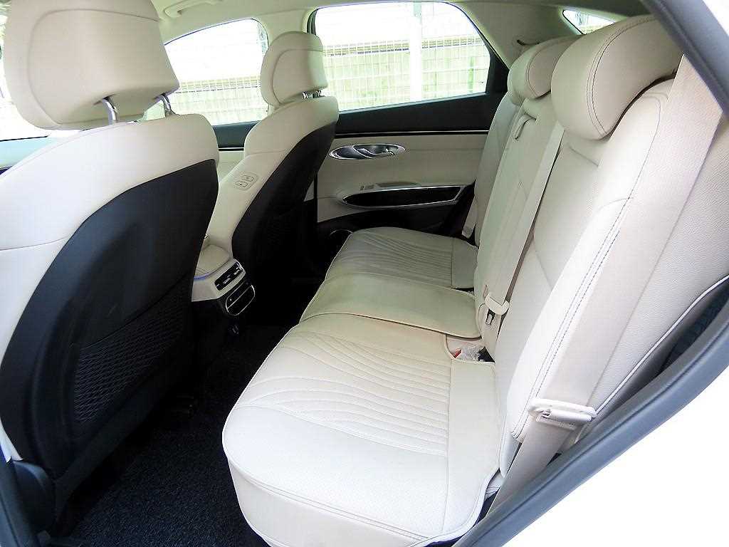 Genesis GV70 - Vista 6