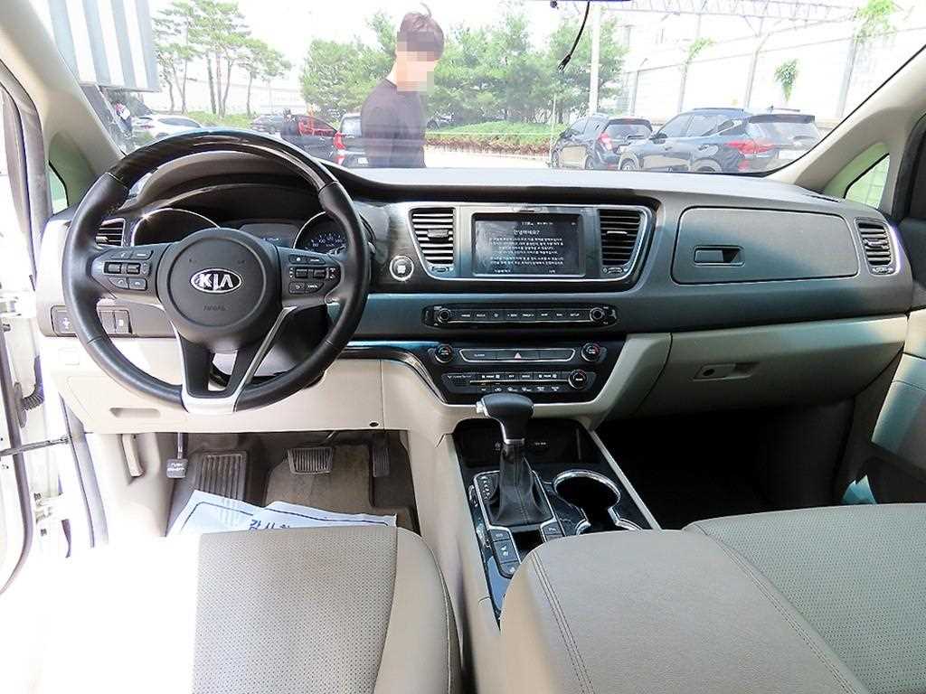 KIA Carnival - Vista 8