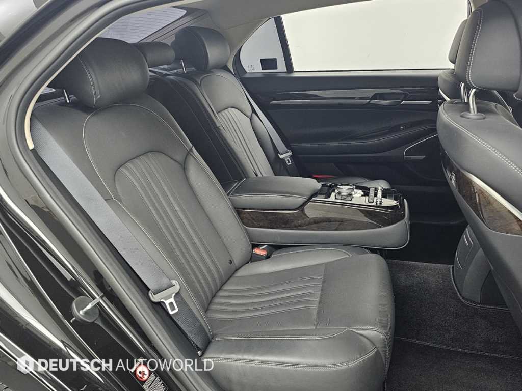 Genesis G90 - Vista 12