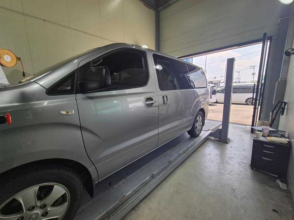 HYUNDAI Starex - Vista 7