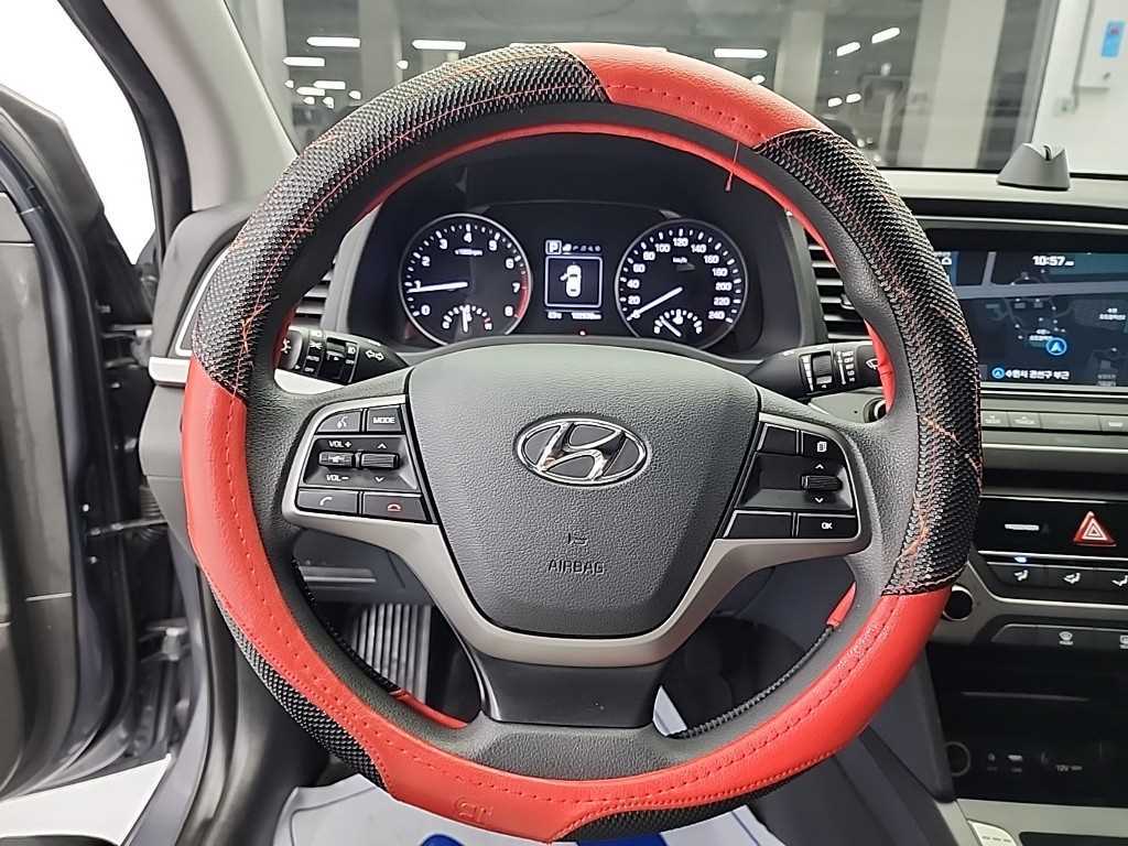 HYUNDAI Avante - Vista 9