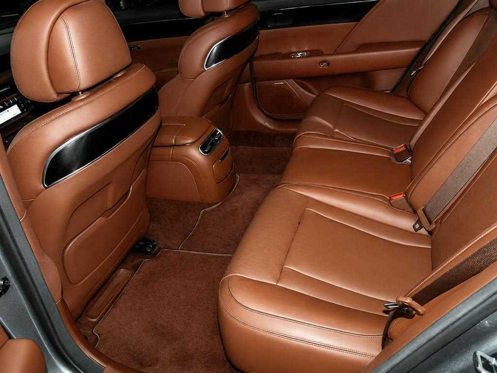 Genesis G90 - Vista 7