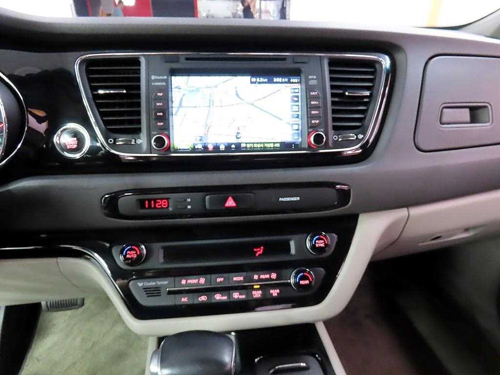 KIA Carnival - Vista 12
