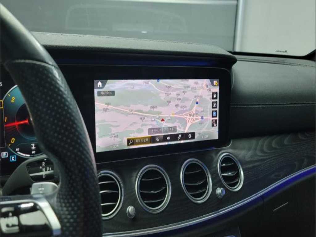 Mercedes Benz E class - Vista 8