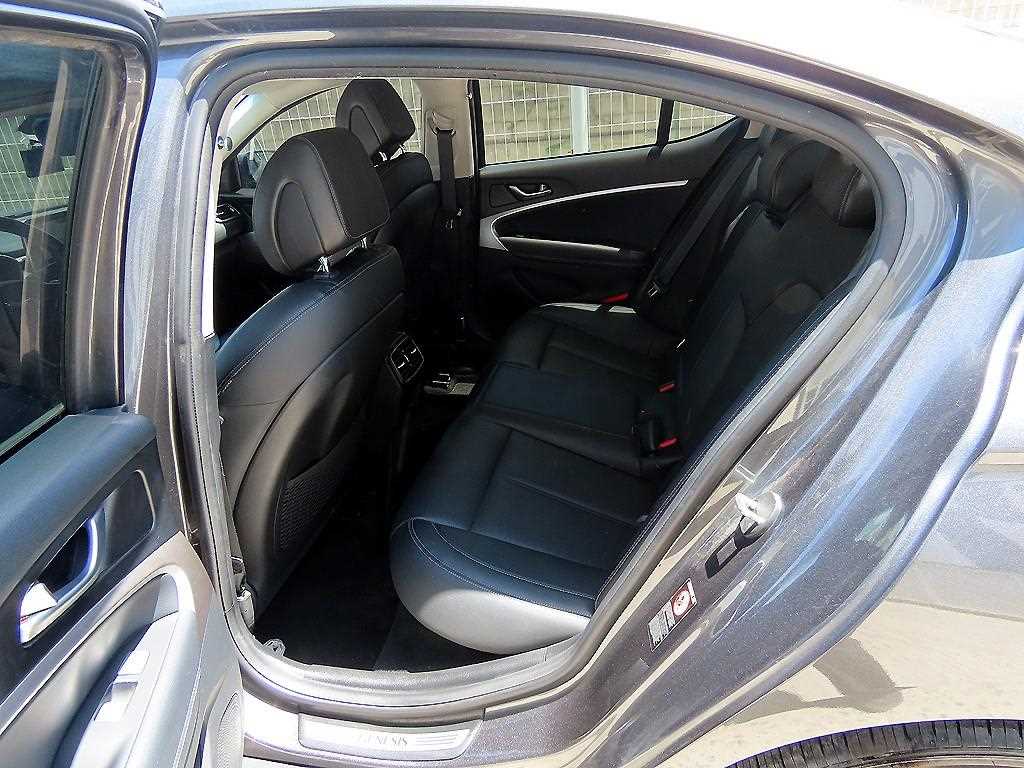 Genesis G70 - Vista 6