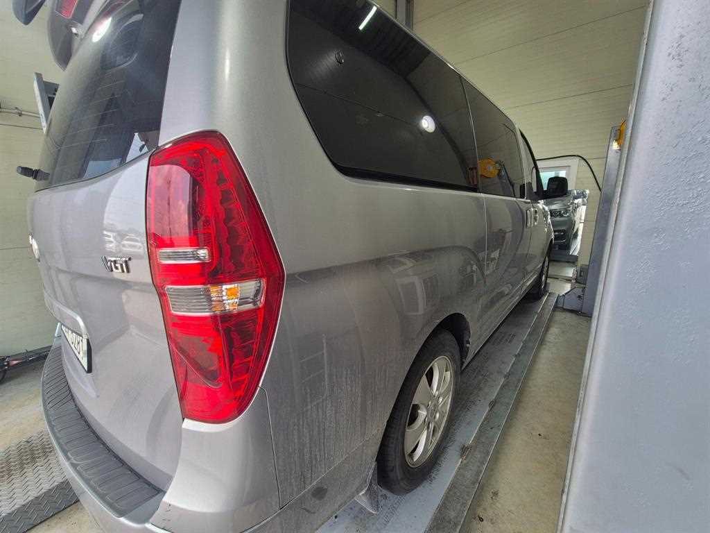 HYUNDAI Starex - Vista 2