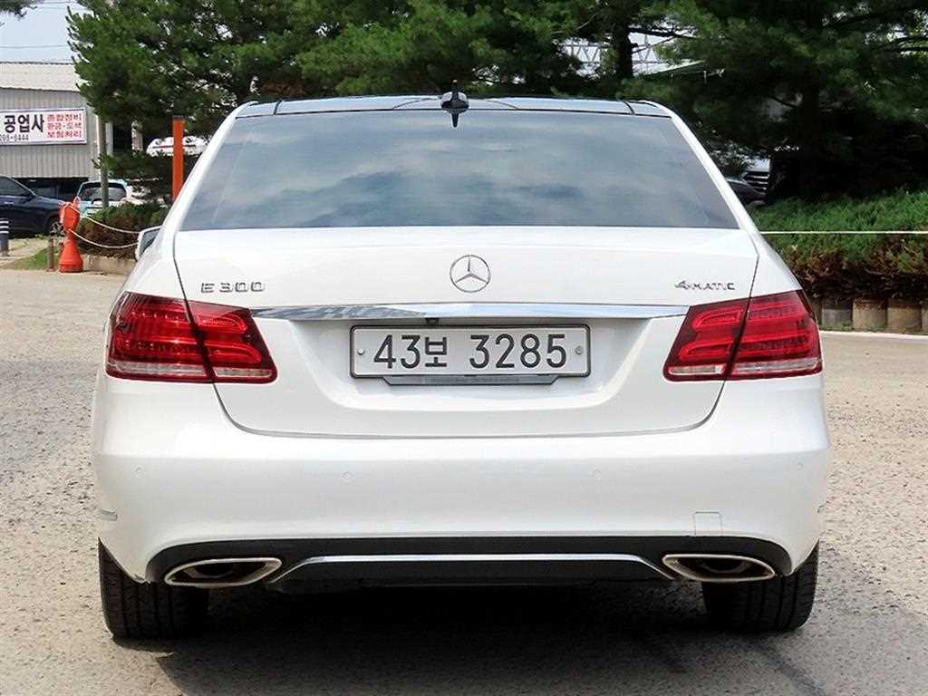 Mercedes Benz E class - Vista 4