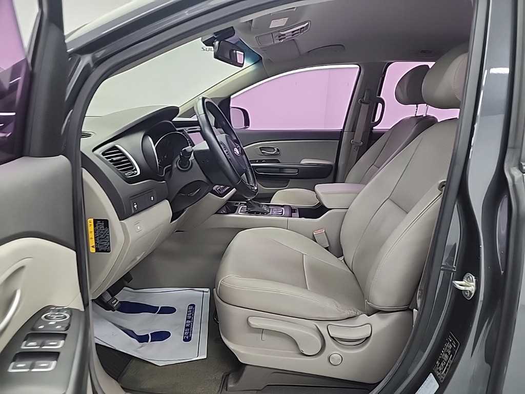KIA Carnival - Vista 11