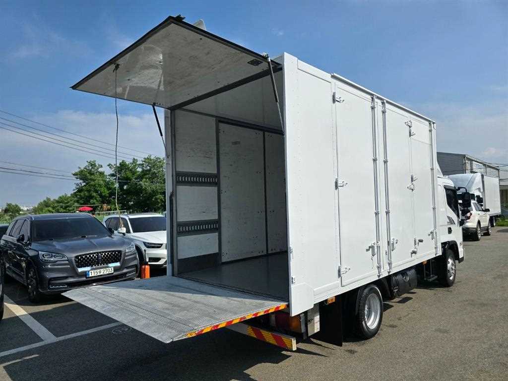 medium and large cargo truck - Vista 9