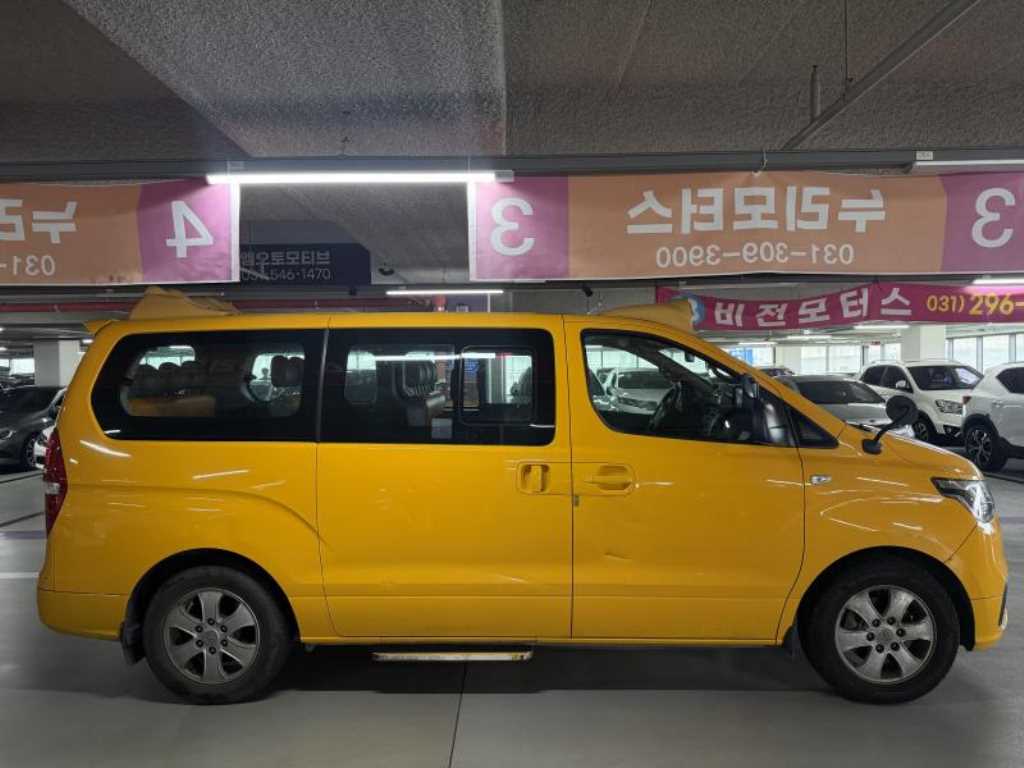 HYUNDAI Starex - Vista 3