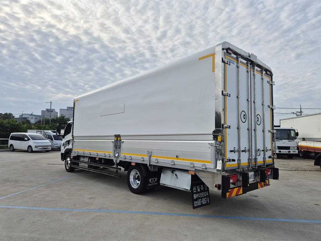 medium and large cargo truck - Vista 5