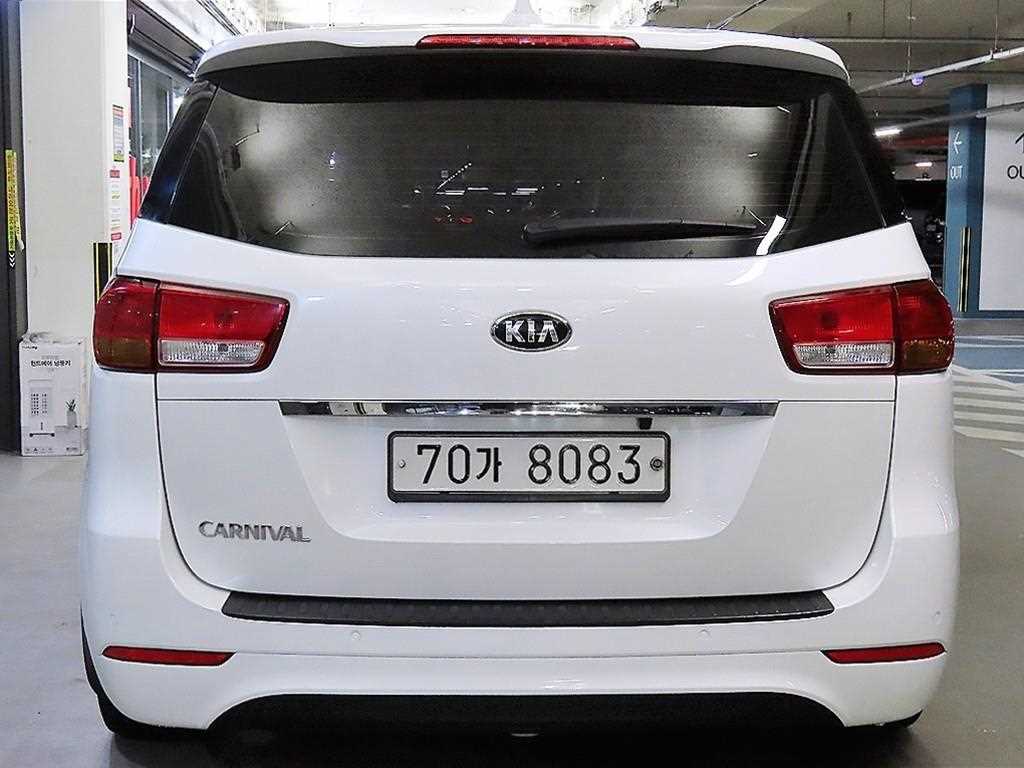 KIA Carnival - Vista 5