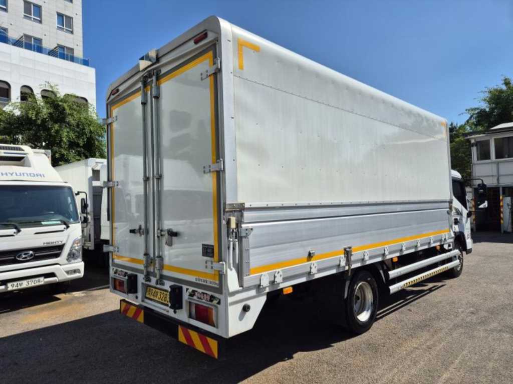 medium and large cargo truck - Vista 6