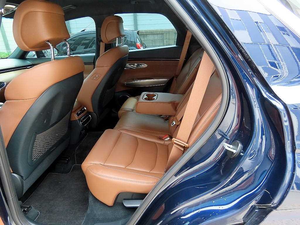 Genesis GV70 - Vista 6