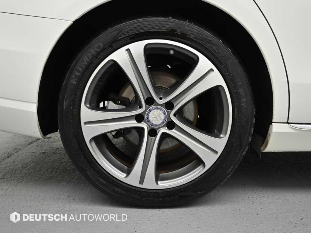 Mercedes Benz E class - Vista 5