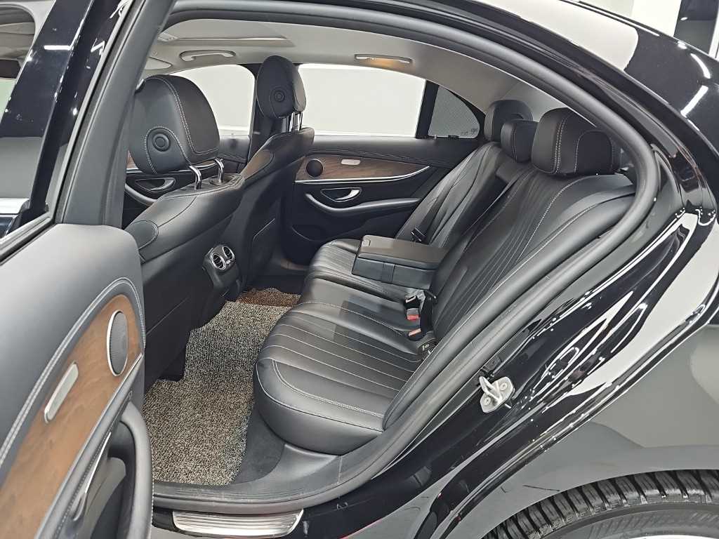 Mercedes Benz E class - Vista 12